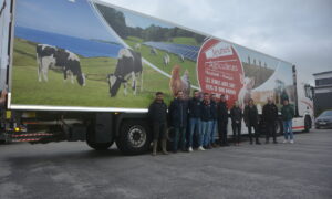 Des personnes devant un camion