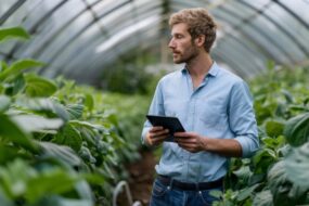 homme dans une serre avec une tablette