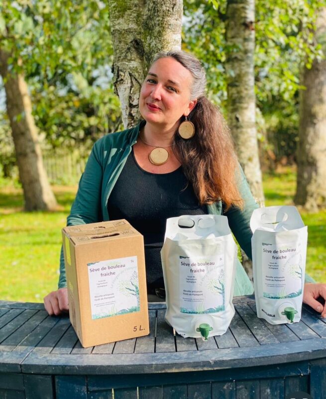 Une femme présente des Bib de sève de bouleau
