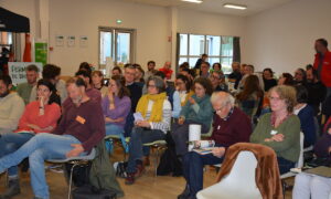 Un grouoe de personnes dans une salle