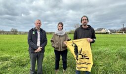 trois membre de la Conf 35 devant un champ