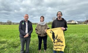 trois membre de la Conf 35 devant un champ