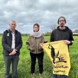 trois membre de la Conf 35 devant un champ