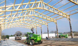 Chantier de construction d'une stabulation dans un élevage laitier