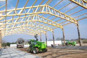 Chantier de construction d'une stabulation dans un élevage laitier