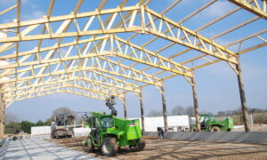 Chantier de construction d'une stabulation dans un élevage laitier