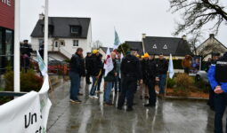 Des personnes manifestent devant une mairie