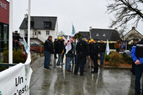 Des personnes manifestent devant une mairie