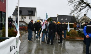 Des personnes manifestent devant une mairie