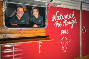 Deux personnes au fenêtres d'un van rouge