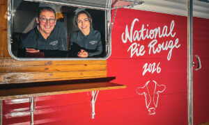 Deux personnes au fenêtres d'un van rouge