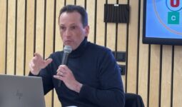 Une personne devant un micro