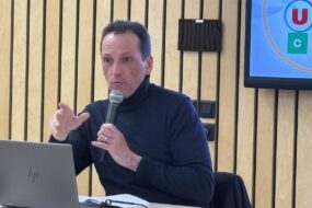 Une personne devant un micro