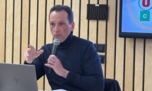 Une personne devant un micro