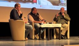 Des personnes sur une scène