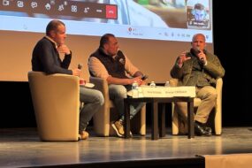 Des personnes sur une scène