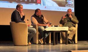 Des personnes sur une scène