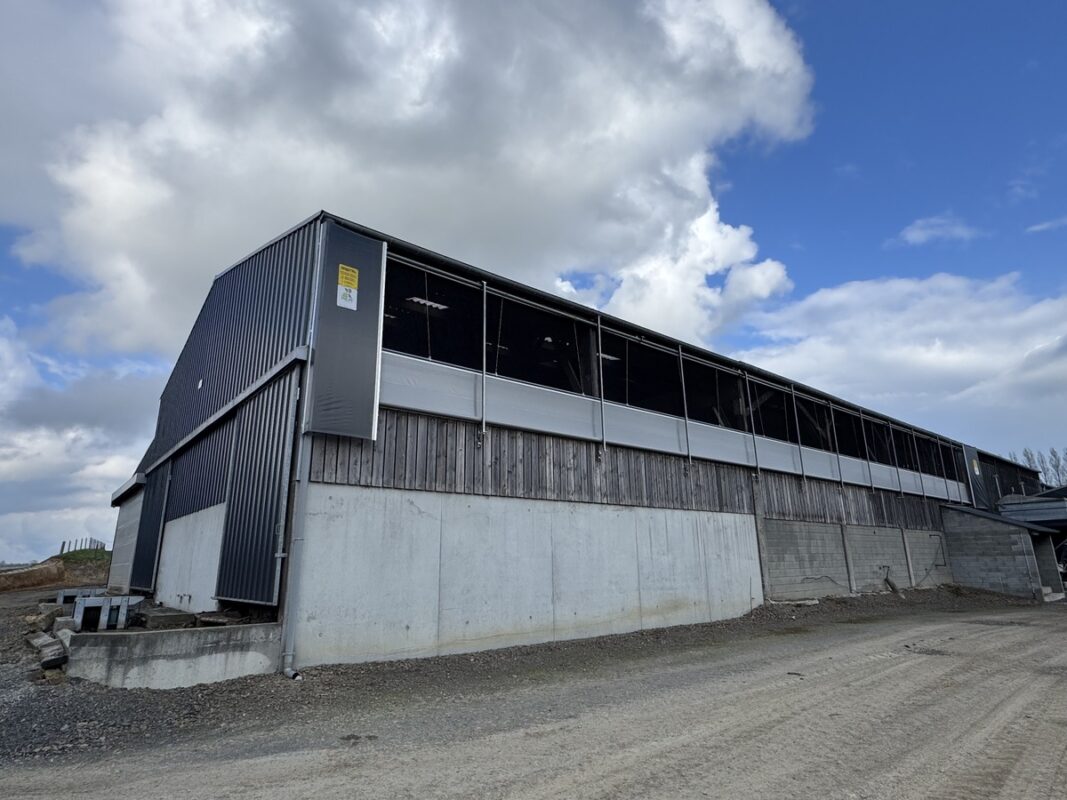 L'installation de brise-vent et filet anti-oiseau vue de l'extérieur