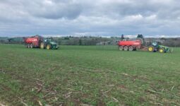 Un chantier d'épandage avec 2 tracteurs