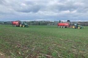 Un chantier d'épandage avec 2 tracteurs
