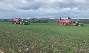 Un chantier d'épandage avec 2 tracteurs