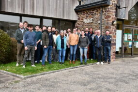 Des personnes devant une mairie