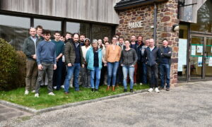 Des personnes devant une mairie