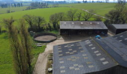 Vue aérienne d'une exploitation agricole