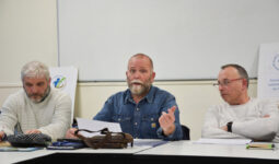 Trois hommes à une tribune