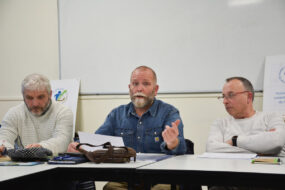 Trois hommes à une tribune