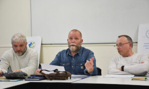 Trois hommes à une tribune