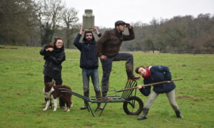 Deux couples dans un champ