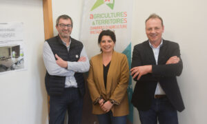 Des personnes devant un mur blanc