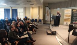 Des personnes dans une salle