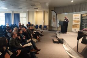 Des personnes dans une salle
