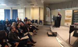 Des personnes dans une salle