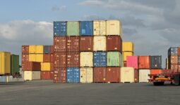 Des containers de couleurs empilés dans un port