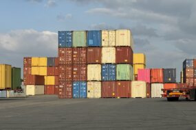 Des containers de couleurs empilés dans un port