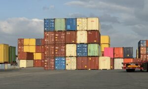Des containers de couleurs empilés dans un port
