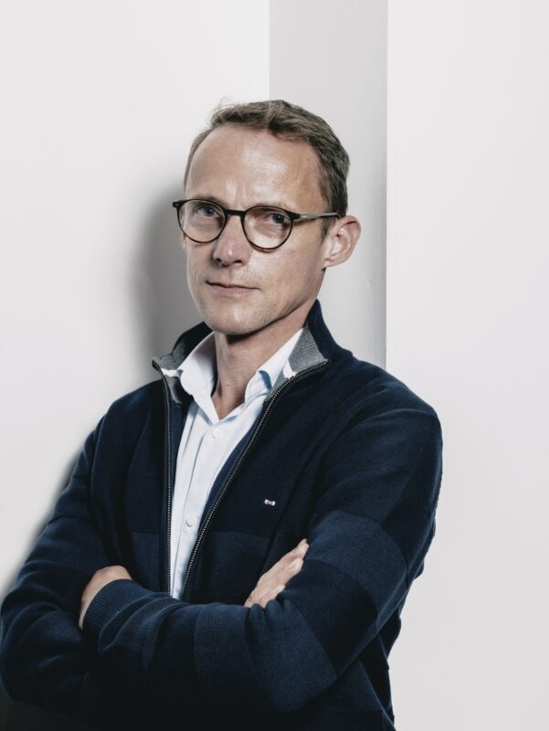 Portrait d'un homme avec les bras croisés