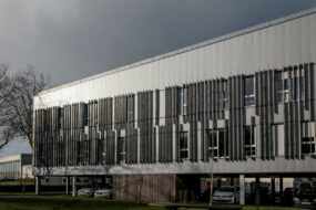 Vue extérieure du nouvel immeuble brestois de la banque en ligne Fortuneo.