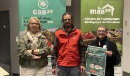 Des personnes devant des kakemonos