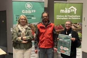 Des personnes devant des kakemonos