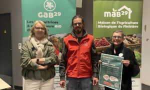 Des personnes devant des kakemonos