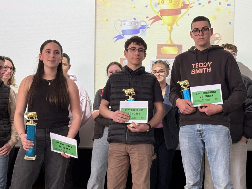 Une jeune fille et deux garçons teant chacun un écriteau et une coupe