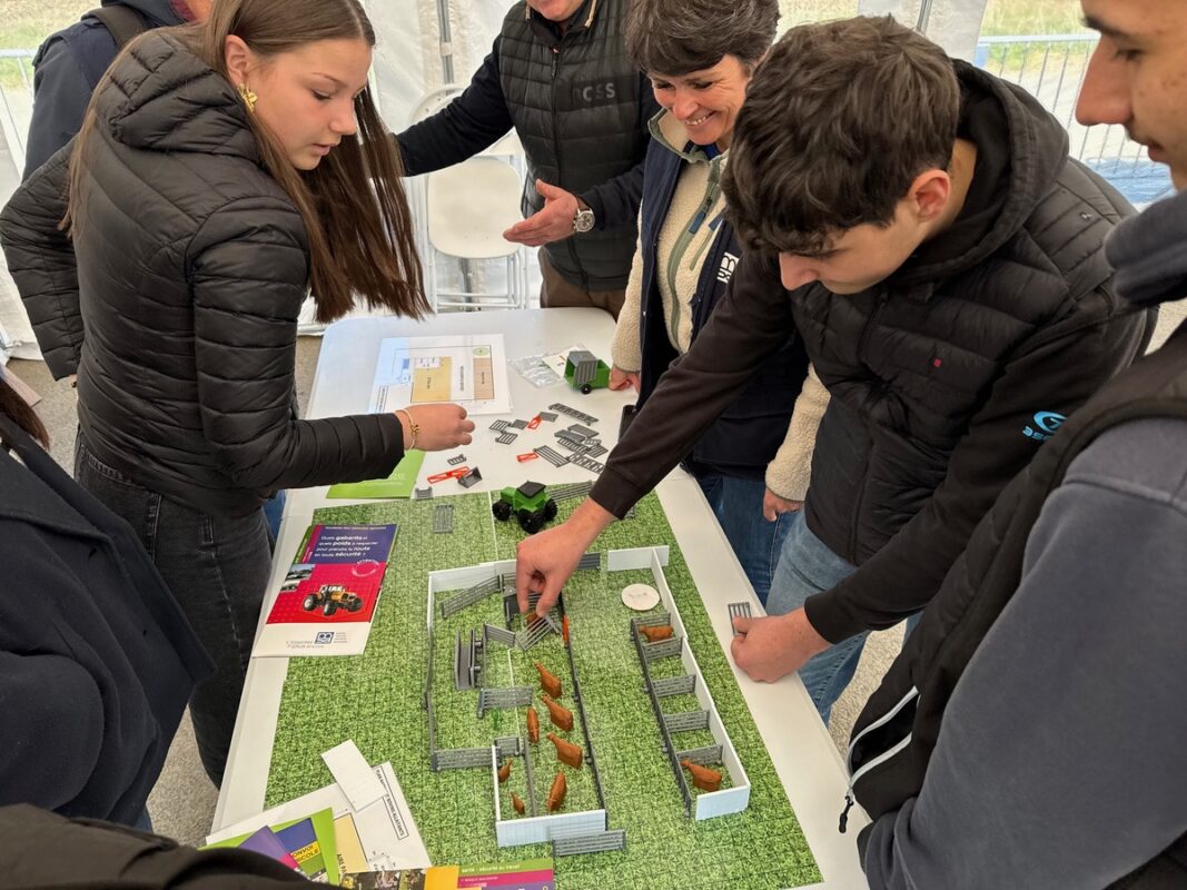 Des étudiants interviennent autour d'une maquette d'étable