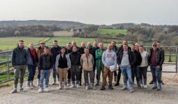 Des personnes devant un paysage vallonné