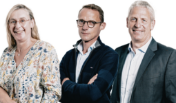 montage photo de 3 portraits dont 1 femme