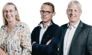 montage photo de 3 portraits dont 1 femme