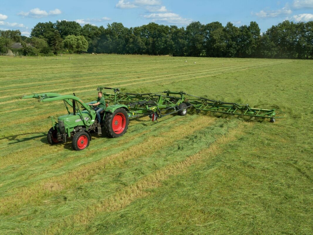 Les faneuses traînées sont accessibles à d’anciens tracteurs peu puissants.